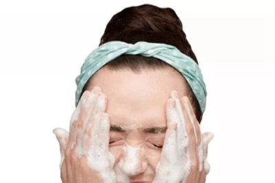 洗脸注意细节有哪几点 正确洗脸的手法