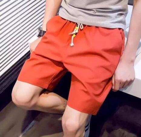 男生橘红色短裤怎么搭配上衣