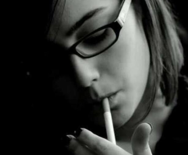 为什么漂亮的女生都会抽烟？