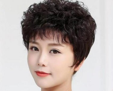50岁女士发型烫发 50岁女人要不要烫发？