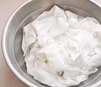 怎样洗掉白衣服上的污渍 白色衣服怎么洗掉污渍小窍门？