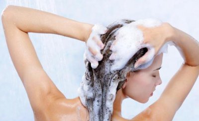 头发毛躁怎么变得柔顺光滑 用什么洗发水？