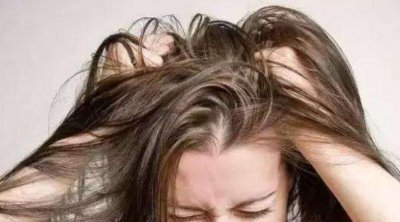 头发出油怎么引起的 头发出油是什么原因？应该怎么办