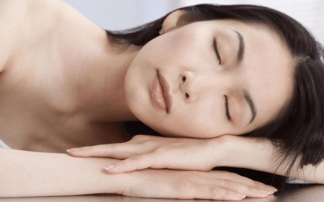 睡眠和护肤品哪个对皮肤影响大？