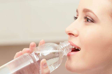 多喝水对女人的好处 女人多喝水有什么好处？_http://www.tianyiqj.com_热点资讯_第2张