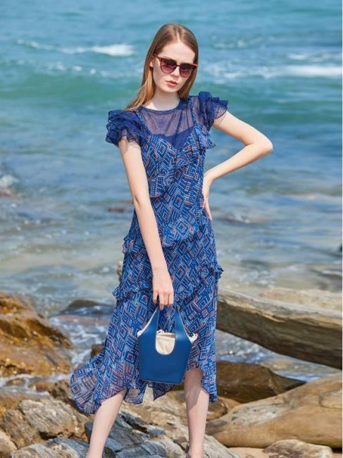 夏天穿蓝色连衣裙好看吗？