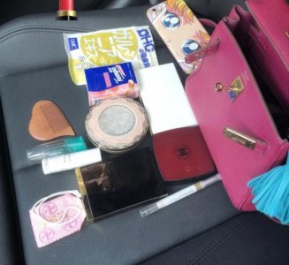 女生包包里一般放什么东西 女生的包包里应该装些什么东西？