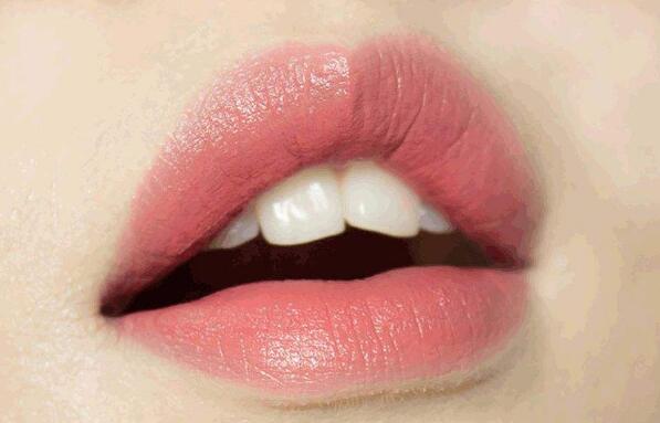 唇色深的人适合什么颜色的口红？
