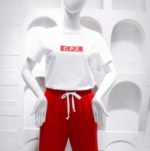 白色短裤配红色t恤好看吗 白色t恤配红色裤子好看吗？