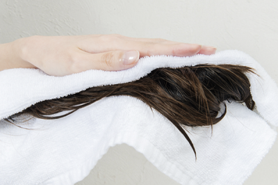 头发油头皮屑多是什么原因？应该怎么办？