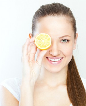 柠檬洗脸的正确方法 巧用柠檬水洗出白皙美肌