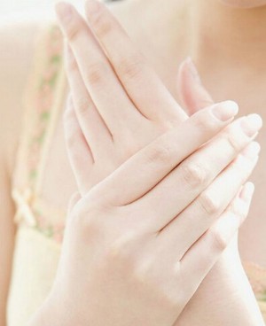 如何呵护指甲 日常护甲的正确步骤还你健康娇嫩指甲