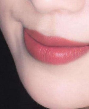 唇色深适合什么颜色的口红？