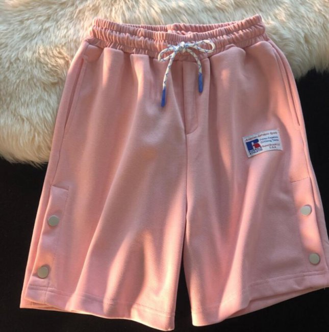 粉色短裤搭配什么颜色上衣