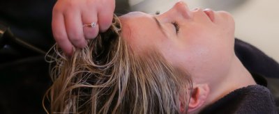染发前要洗头吗 在头发较油的状态染发的好处有哪些
