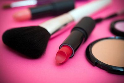 化妆品过期还能用两年 使用过期化妆品的危害