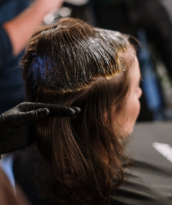 染头发的步骤视频教程 如何减少染发伤害