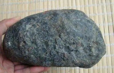 什么是翡翠原石 如何判断翡翠原石是什么石头