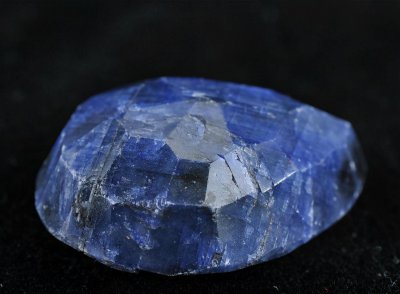 蓝宝石原石表面特征 天然蓝宝石原石的形状与特点