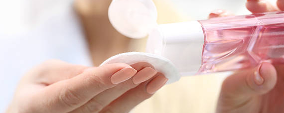 卸妆水和卸妆膏哪个对皮肤伤害小