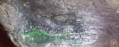 翡翠原石上的白蟒是怎样的图片 翡翠原石蟒带怎么看