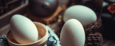 鹅蛋和咸鸭蛋可以一起吃吗 咸鹅蛋不能和什么一起吃