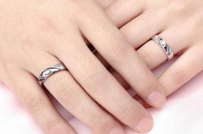 结婚戒指女生应该戴哪只手指头 女生戴结婚戒指应该戴在哪只手指上？